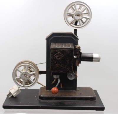Auktion 376<br>historischer 35-mm-Filmprojektor mit Handkurbel, EKA, Altersspuren, Funktion nicht geprüft, ca. H-38cm B-36cm T-18cm [1]