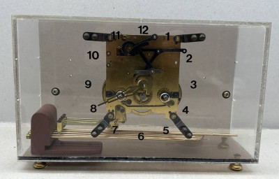 Auktion 376<br>Schaumodell eines Standuhr-Werkes mit Tonstäben, in Acryl, 20x31x11 cm [1]
