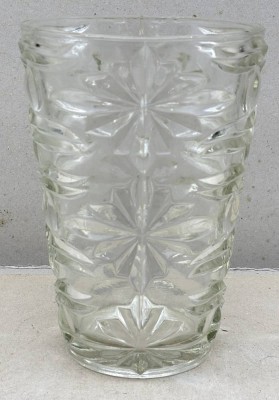 Auktion 376<br>grosse Pressglasvase mit Blütendekor, H-22 cm, D-15 cm [1]