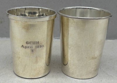 Auktion 376<br>2x massive Becher, versilbert, 1x Gravur GCHH, April 1993, mbeide gut erhalten, H-10,5 cm, zusammen 438 gr [1]