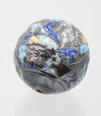 Auktion 376<br>kunstvolle, filigrane Cloisonné-Emaille-Perle aus Silber (gepr.), Emaille teilw. beschädigt, Kugel mit Druckstellen, älter, 13,3gr. , ca. D-4cm [1]