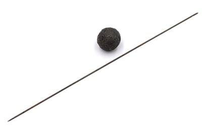 Auktion 376<br>wohl antike chinesische Haarnadel, Kugel Silber gepr., Nadel Metall, Altersspuren, Kugel ca. 3cm [1]
