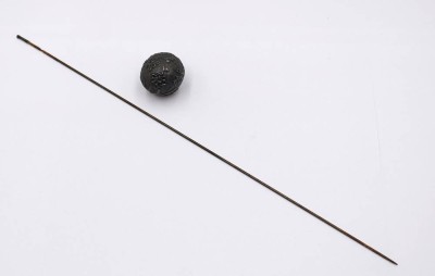 Auktion 376<br>wohl antike chinesische Haarnadel, Kugel Silber gepr., Nadel Metall, Altersspuren, Kugel ca. 3cm [1]