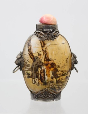 Auktion 376<br>chinesische Schnupftabakflasche, Personenszene, verziert mit silberfarbenen Metallfassungen im mongolischen Stil, ca. H-9,5cm [1]
