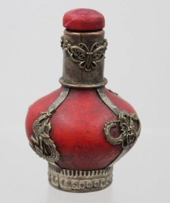 Auktion 376<br>chinesische Schnupftabakflasche  aus rotem Stein ?, silberfarbne Monturen, alter ?, ca. H-8cm [1]