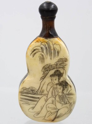 Auktion 376<br>chinesische Schnupftabakflasche, Bein u. Horn, Damen-Darstellungen, ca. H-7cm [1]