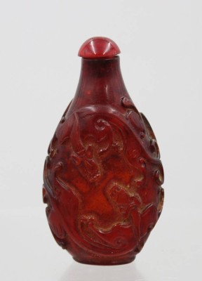 Auktion 376<br>antike chinesische Schnupftabakflasche, roter Bernstein, beschnitzt, wohl 19. Jhd.,  Verschluss lose, ca. H-8,5cm [1]
