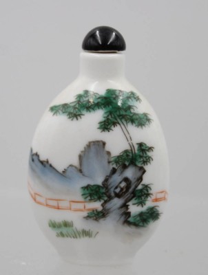 Auktion 376<br>handbemalte chinesische Porzellan-Schnupftabakflasche, Landschaft und Personen, ca. H-6cm [1]