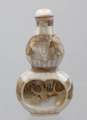 Auktion 376<br>antike chinesische Schnupftabakflasche in Doppel-Kürbisform, Perlmutt, ca. H-8cm [1]