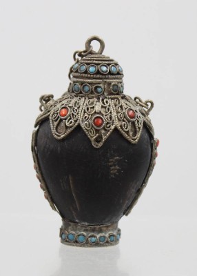 Auktion 376<br>Schnupftabakflasche, Tibet, wohl Horn und silberfarbene Monturen, ca. H-7,5cm [1]