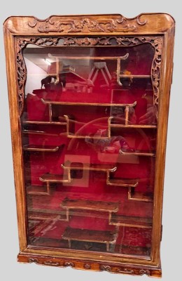 Auktion 376<br>grosse China-Wandvitrine, beschnitzt, 65x50x10 cm [1]