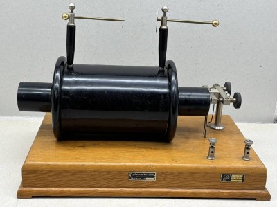 Auktion 376<br>historischer Funkeninduktor (auch Rühmkorff-Spule oder Induktionsapparat) Ende 19.Jhd. (Patent von 1856) H-30 cm, 42x25 cm [1]