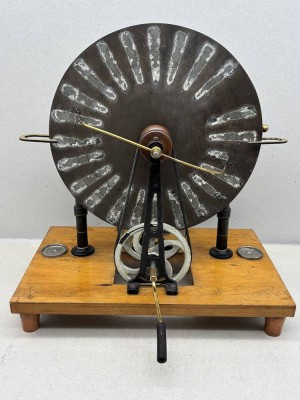 Auktion 376<br>historische Wimshurst-Influenzmaschine (oft auch als Voltana-Maschine bezeichnet), wie sie um 1900 als Lehrmittel im Physikunterricht eingesetzt wurde. H-40 cm, 39x25 cm Platte [1]