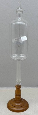 Auktion 376<br>historischer Faradayscher Glasei-Apparat (Faraday's Electric Egg), im 19. Jahrhundert für physikalische und elektrostatische Demonstrationen verwendet, auf Holzstand, H-39 cm [1]