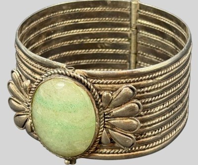 Auktion 376<br>massives Manchettenarmband, wohl Navajo, mit ovalen grünen Stein (Prediht?), mehrmals geprüft, Silber, H-3,5 cm, D-6 cm, 81,39 gr [1]