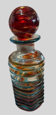 Auktion 376<br>Kunstglas Karaffe, umlaufend Fäden, in Boden unleserl. signiert, H-27 cm [1]