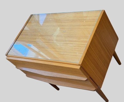 Auktion 376<br>kl. Kommode bzw. Nachtschrank, wohl dänisches Design, Teakholz, oben Glasplatte, H-49 cm, 54x39 cm [1]