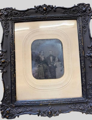 Auktion 376<br>Daguerreotypie um 1850-60, Biedermeier-Familie, gut gerahmt/Glas, Fotogrösse 14,5x11,5 cm, RG 38x34 cm [1]
