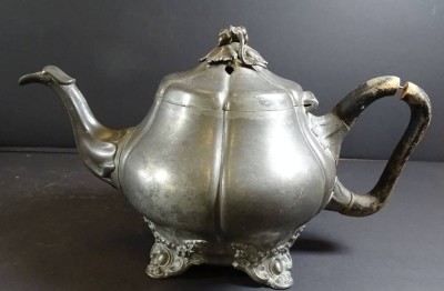 Zinn Teekanne "Brittania-Metall", Holzgriff, Altersspuren, H-13 cm