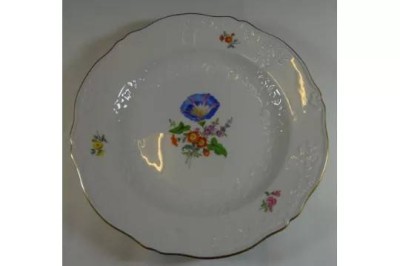 Auktion 369<br>Teller. Meissen, Schwertermarke, Blumenmalerei und Reliefdekor, 1.Wahl,, gut erhalten, D-25 cm [1]