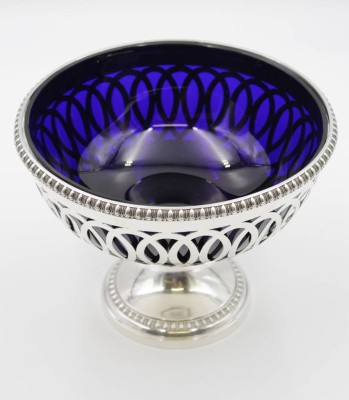 Auktion 361<br>hohe Fussschale, England, Sterling, blauer Glaseinsatz. ohne Glas ca. 660gr., H-16cm D-21cm. [1]