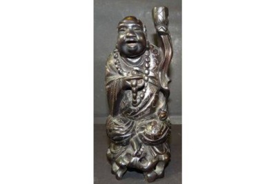Auktion <br>Holzschnitzerei, sitzender Buddha, mit Silber?-Einlagen, Altersspuren, H-21 cm [1]