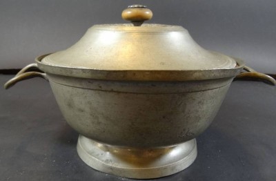 Auktion <br>gr. Zinn-Deckelterrine, etwas verdellt, wohl Anfang 19.Jhd., H-14 cm, D-21 cm [1]