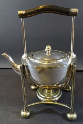 Auktion 373<br>Christopher DRESSER (1834-1904), Teekanne auf Stövchen, Metall versilbert, um 1880, Herst. J.D. &Co Ld., Nr. J 1539, Metall versilbert, Brenner nicht gemarkt, mit Ebenholzgriff, [1]