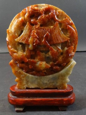 runde Jade-Schnitzerei auf Holzstand, China, H-14 cm, B-9 cm