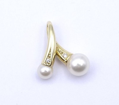 Auktion 328 / Los 1232 <br>Goldanhänger 0.585 mit zwei Perlen und Brillanten, L. 2,1cm, 2,7g.