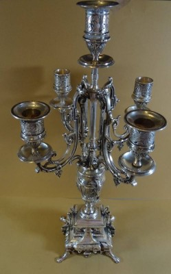 Auktion 338<br>hohe 5-flammiger Gründerzeit- Kerzenhalter, versilbert, H-43 cm, D-ca. 15 cm, eine Tülle fehlt [1]