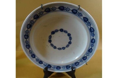 Auktion 364<br>Meissen Teller mit blauen Dekor um 1850, Glasur mit Altersspuren, D-24,5 cm [1]
