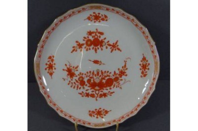 Auktion 373<br>runder Teller, Meissen, ind. Blumen in korallenrot, H-4 cm, D-28 cm, 1.Wahl, guter Zustand [1]