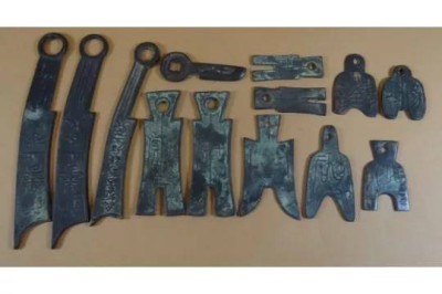 Auktion 369<br>altes chines. Messer-und Spatengeld aus Bronze, wohl alle vor Christi Geburt ??, L-max. 16 cm [1]