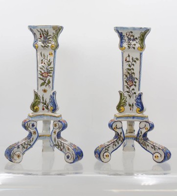 Auktion 369<br>Paar Fayence Kerzenständer mit Blumenbemalung, wohl Frankreich um 1900, 1x mehrfach geklebter Stand, 1x gut erhalten, Monogramm H-22 cm [1]