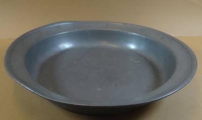 Auktion 367<br>grosse  Zinnschale, dat. 1757, Altersspuren, H-5 cm, D-32 cm [1]