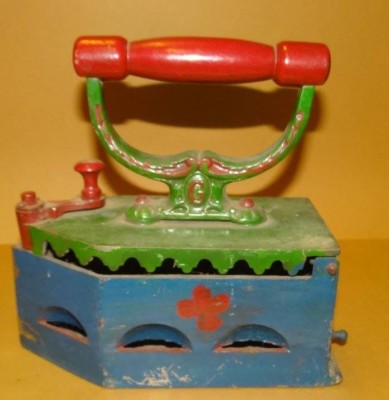 Auktion <br>gr. Kohle Bügeleisen, bemalt, H-21 cm, L-20 cm [1]