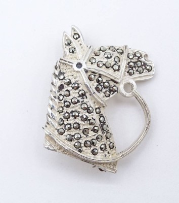 Auktion <br>Brosche in Form eines Pferdekopfes besetzt mit Markasiten, ca. 3 x 2,5 cm, 8 gr., mit Altersspuren, reinigungsbedürftig [1]