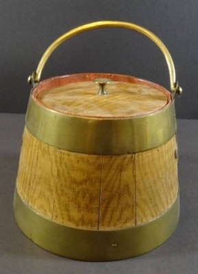 Auktion <br>Vorratsgefäss, Holz, Messingbänder, älter, H-13 cm, D-unten 18 cm [1]