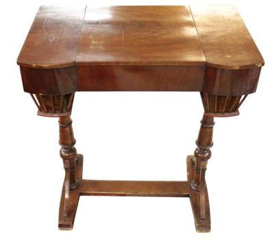 Auktion 357<br>Nähtisch, Spätbiedermeier, um 1850, wohl Norddeutsch, leicht restaurierungsbedürftig, H-76,5cm B-72,5cm T-47,5cm [1]