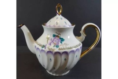 Auktion 369<br>Teekanne mit Blumenmalerei, Russland, guter Zustand, H-21 cm [1]