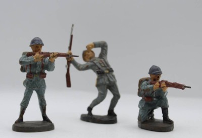 Auktion 344<br>3x französische Soldaten, Elastolin,  ca. H-8cm. [1]
