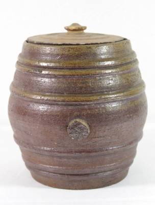 Auktion <br>Vorratsgefäss wohl 18 Jhd., in Fassform, div. Bestossungen, H-17cm. [1]