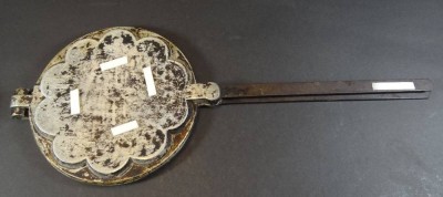 Auktion <br>altes Waffeleisen, L-49 cm, wohl Aluminium [1]