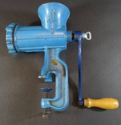 Auktion <br>alter Eisen Fleischwolf, ungepflegt, H-26 cm [1]