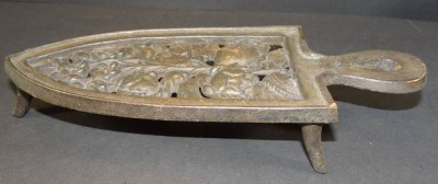 Auktion 339<br>Bügeleisen-Untersetzer aus Eisen, auf drei Füsschen, H-5 cm, 26x11 cm [1]