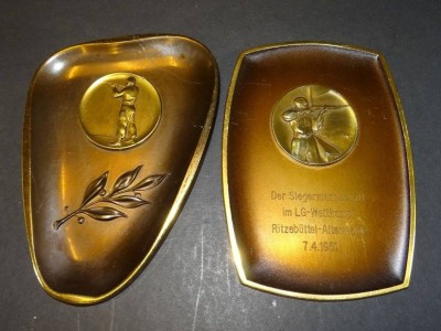 Auktion <br>2x Schützenplaketten, 1x mit Gravur, 1961, ca. 15x11 cm [1]