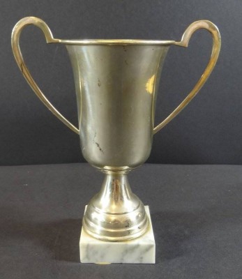 Auktion <br>Pokal, versilbert auf Marmorsockel, ohne Gravur, H-20 cm [1]