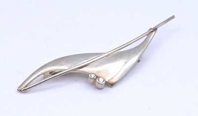 Auktion <br>Silberbrosche mit zwei rund facc. klaren Steinen, L. 6,6cm, 4,2g. [1]