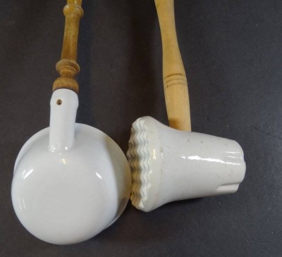 Auktion <br>Porzellan Fleischklopfer und -Kelle mit Holzgriff, Klopfer beschädigt, weiss, L-ca. 29 und 35 cm [1]